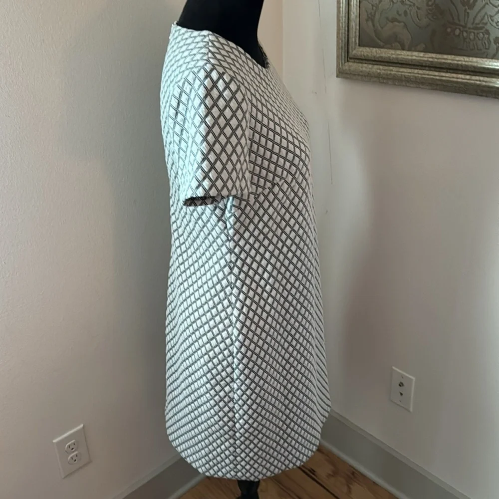 Calvin Klein lightly quilted White House geometric shift dress Sz 8‎
